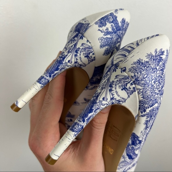 Moschino Toile de Jouy Printed Leather M Accent Pumps - Picture 9 of 12